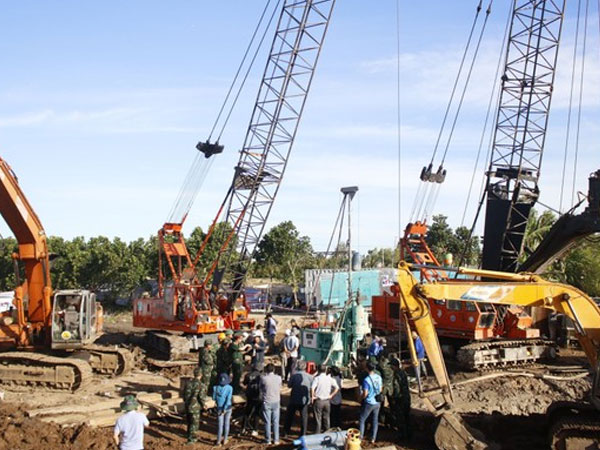 Dự kiến cuối ngày sẽ đưa cọc bê tông lên mặt đất để giải cứu bé trai mắc kẹt