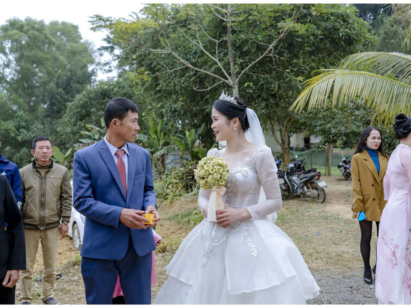 Gia đình 3 thế hệ thức đêm làm hoa cưới độc lạ tặng cô dâu