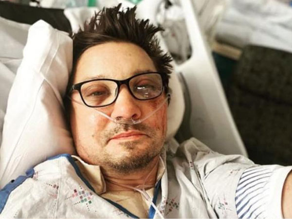 'Hawkeye' Jeremy Renner lần đầu lộ diện sau tai nạn nguy kịch