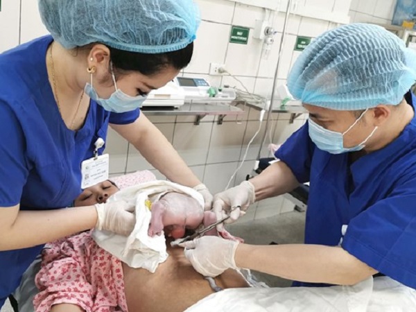 Có dấu hiệu suy thai, mẹ vẫn xin bác sĩ tới 'giờ đẹp' mới mổ