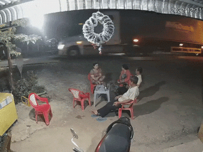 Đang ngồi chơi trước nhà, 2 người phụ nữ bất ngờ bị ô tô lao như tên bắn tông trúng