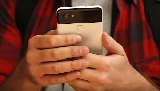 Lang thang trên mạng, người đàn ông sốc nặng khi thấy hình vợ và em gái trên web quảng cáo gái gọi
