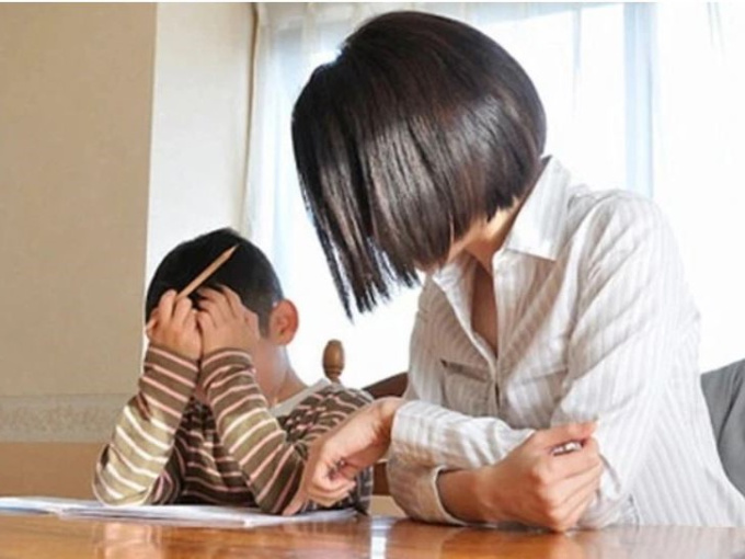 Từ 1/7/2023, bố mẹ ép con học tập quá mức có thể phải lao động công ích