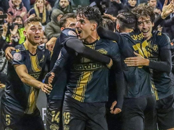 Barca toát mồ hôi trước 'tí hon' đến từ hạng 3 Tây Ban Nha
