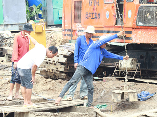 Cứu bé trai lọt vào trụ bê-tông: Phép mầu đã không xảy ra