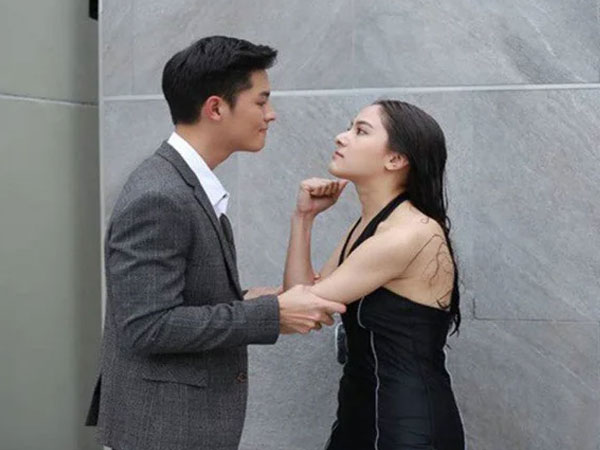 Mất ăn mất ngủ khi ngày nào cũng nhận một bó hoa hồng đỏ ở công ty