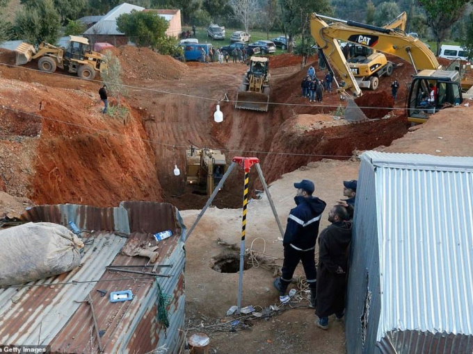 Bé trai 5 tuổi kẹt dưới giếng sâu 32m suốt 4 ngày đêm: Cuộc giải cứu nghẹt thở chấn động Ma-rốc