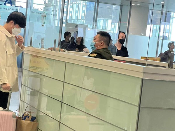 Vụ du khách Singapore 'tố' bị vòi tiền 'tips' ở Nội Bài: Tạm đình chỉ 1 cán bộ công an cửa khẩu