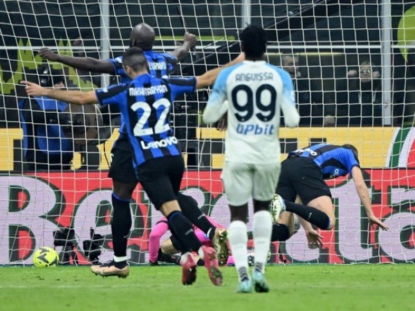 Napoli đứt mạch bất bại, AC Milan và Juventus hưởng lợi