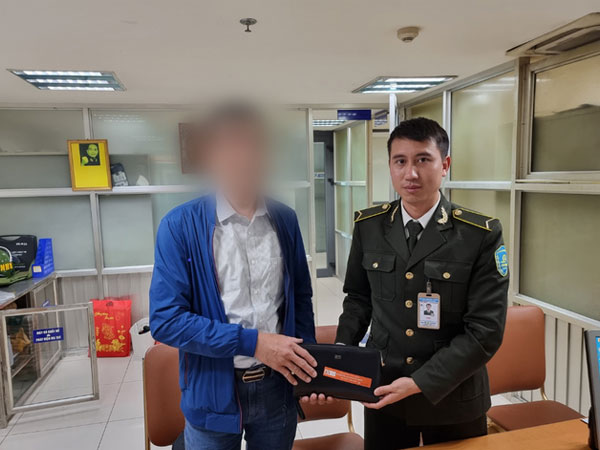 Hành khách bỏ quên 130 triệu đồng trên xe đẩy hành lý sân bay Nội Bài