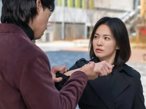 Cảnh bạo lực kinh hoàng nhất trong phim của Song Hye Kyo lấy cảm hứng từ đời thật khiến khán giả phẫn nộ