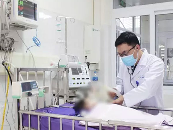 Rơi xuống bể nước gia đình, bé gái 2 tuổi thoát chết trong gang tấc