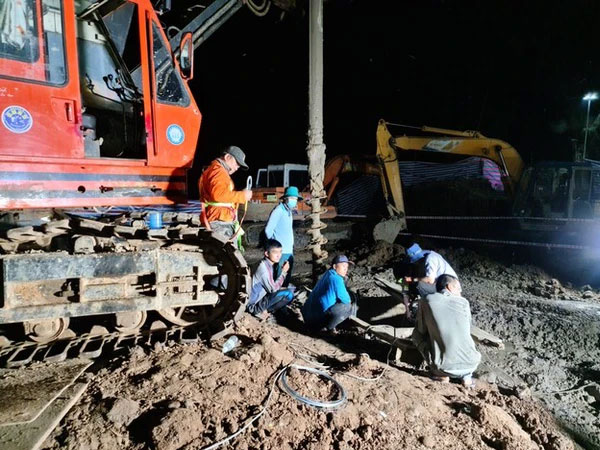 Chuyên gia Nhật Bản đến hiện trường vụ bé trai 10 tuổi rơi xuống trụ bê tông sâu 35m