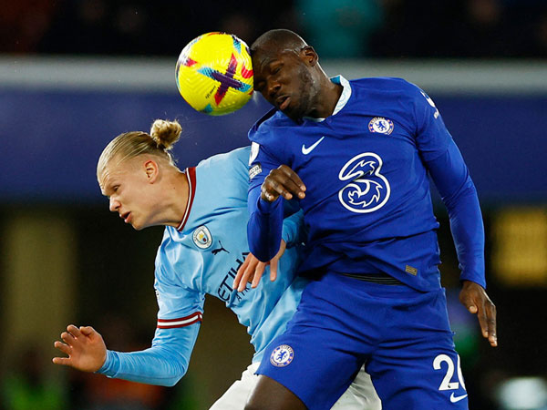 'Thần tài' Mahrez giúp Man City tiếp tục bám đuổi Arsenal