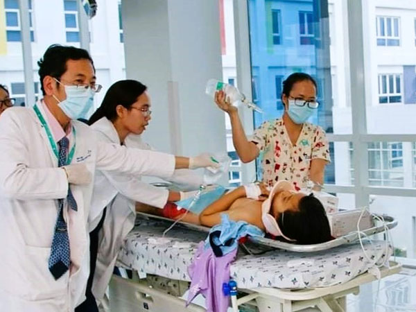 Vào công trình xây dựng chơi, bé 7 tuổi bị máy trộn bê tông làm dập nát cánh tay