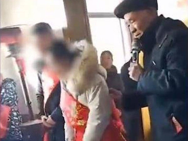 Gia đình tổ chức đám cưới và đám tang cùng lúc, dân làng tiết lộ: 'Đó là chuyện bình thường'