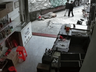Video: Cận cảnh lốp xe container nổ như bom trên đường