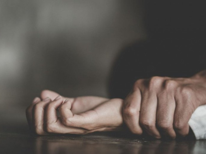 Nửa đêm nghe thấy tiếng động nhạy cảm trong phòng con gái 14 tuổi, người mẹ sững sờ khi mở cửa