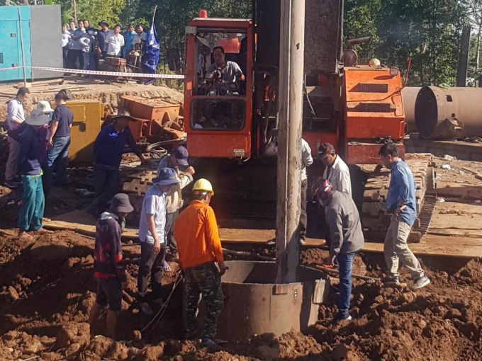 Chuyên gia tại hiện trường chốt phương án đưa thi thể bé trai 10 tuổi lên