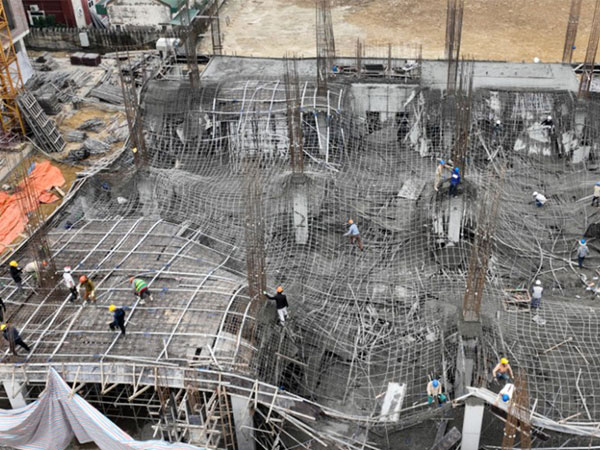 Sắt không chắc khiến giàn giáo trung tâm thương mại ở Nghệ An sập