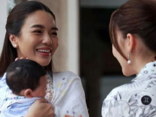 Về quê thăm mẹ, tôi cúi mặt xấu hổ khi nhìn đôi dép của chị dâu