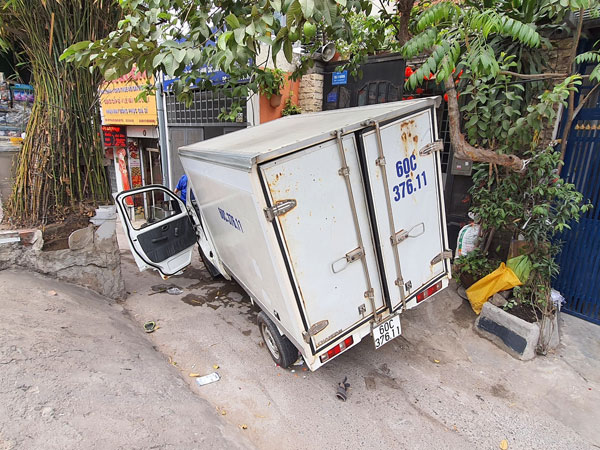 Ô tô tải tông xe CSGT, lao vào nhà dân ở TP.HCM