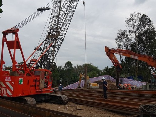 Bé trai lọt vào trụ bê-tông: Đang khẩn trương kéo trụ lên mặt đất