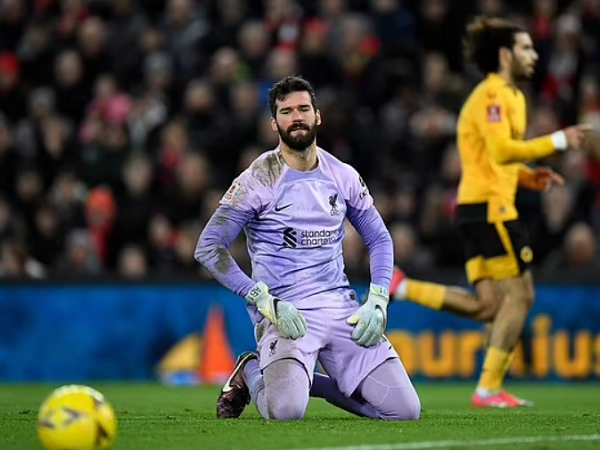 Alisson 'tấu hài', Liverpool phải đá lại vòng 3 cúp FA