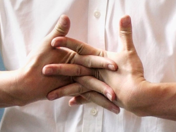 'Nghiện' bẻ khớp ngón tay, vặn cột sống, lắc cổ có gây thoái hóa sớm?
