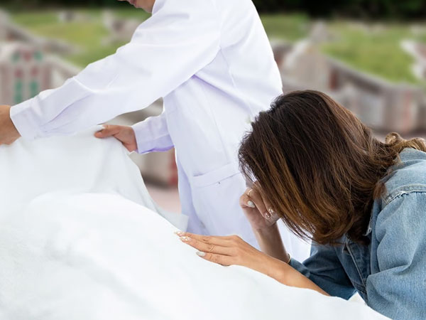 Khóc cạn nước mắt rồi làm lễ an táng cho người thân, gia đình mới 'tá hỏa' khi bệnh viện thông báo đã chôn nhầm người