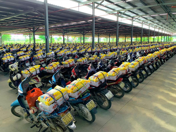 Xúc động hình ảnh quà tết buộc sẵn trên xe công nhân ở Thái Bình