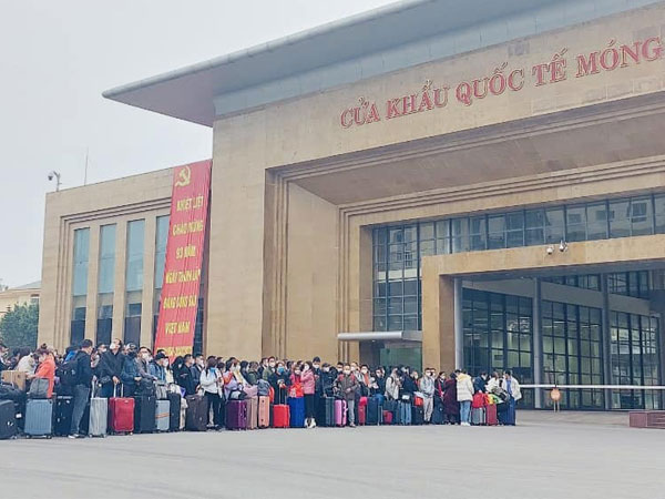 Hàng nghìn người xuất cảnh sang Trung Quốc ở cửa khẩu Móng Cái và Lạng Sơn