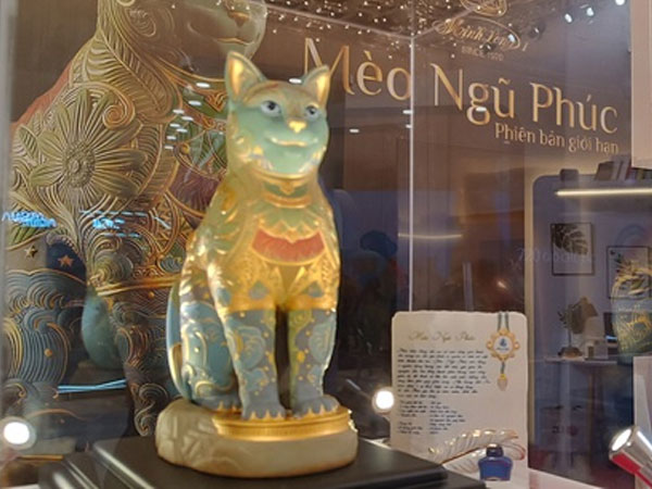 Mèo phong thủy dát vàng 165 triệu/con