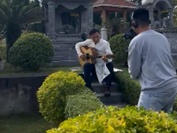 Đi tạ mộ cuối năm, người đàn ông thắp hương rồi ngồi đàn hát bên mộ người vợ quá cố gây xúc động