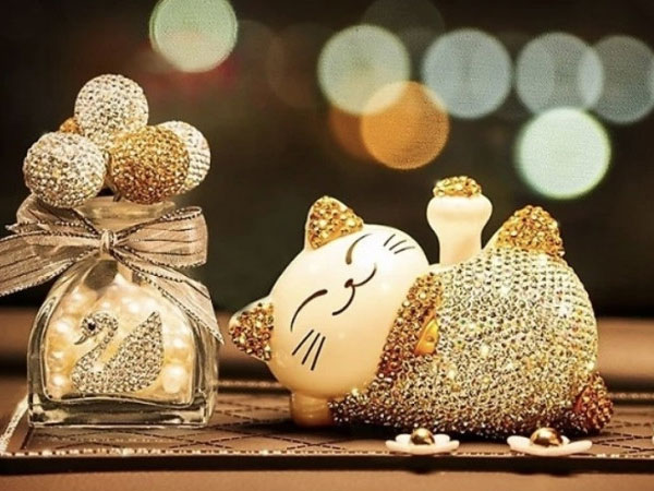 Quà tặng, đồ trang trí hình mèo hút khách dịp Tết Quý Mão