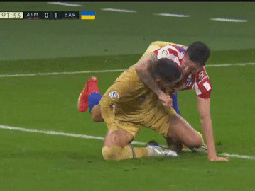 Sao Barca và Atletico Madrid nhận thẻ đỏ sau màn đấu vật như WWE