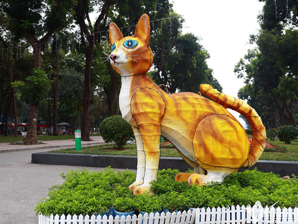 Linh vật mèo dị dạng ở Công viên Thống Nhất gây xôn xao