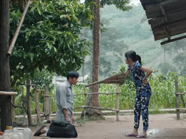 Mẹ rơm tập 41: Mô quỳ gối cầu xin Xuân để tìm tung tích Hạt Dẻ