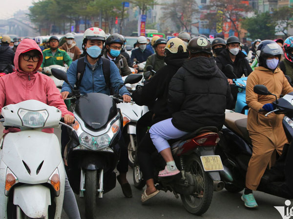 Giao thông hỗn loạn trong ngày đầu phân luồng lại ở Ngã Tư Sở