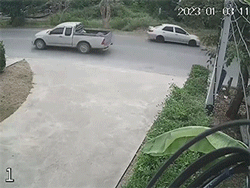 Đang đi, lốp xe bỗng văng từ ô tô lên đập móp cả mái nhà