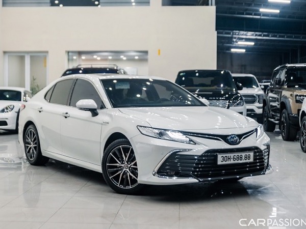 Toyota Camry Hybrid biển 'tứ quý 8' bán hơn 2,5 tỷ tại Hà thành