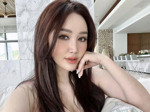 Mẹ bỉm Bảo Thy khoe ảnh cận mặt, tự 'bóc mẽ' nhan sắc qua camera thường