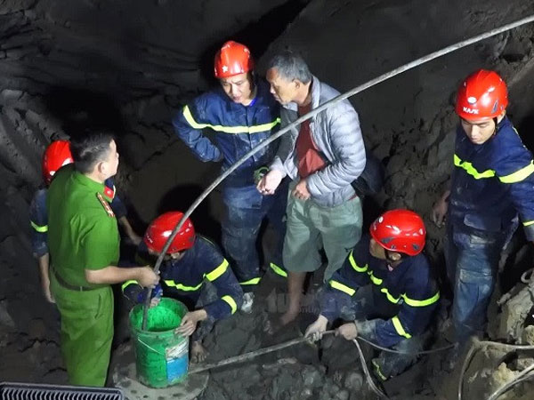 10 ngày chờ tin đưa bé trai rơi ống trụ bê tông về nhà