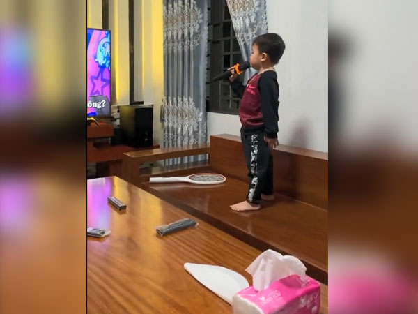 Dân mạng ngả mũ với cậu bé hát tình khúc như 'nuốt đĩa' dù chưa chắc 'tốt nghiệp tiểu học'