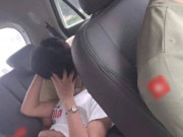 Giả vờ ngủ say trên ôtô, vợ lập tức ly hôn khi biết việc chồng làm với cô bạn thân