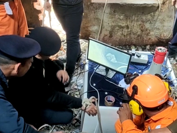 Xem lực lượng cứu hộ Ấn Độ giải thoát cho cậu bé 6 tuổi khỏi giếng khoan sâu dưới lòng đất