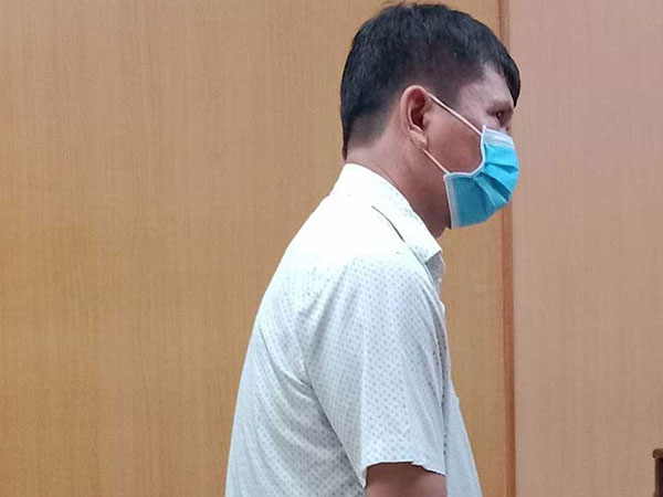 Mang nước tiểu đi đánh ghen, người đàn ông suýt bị đánh chết