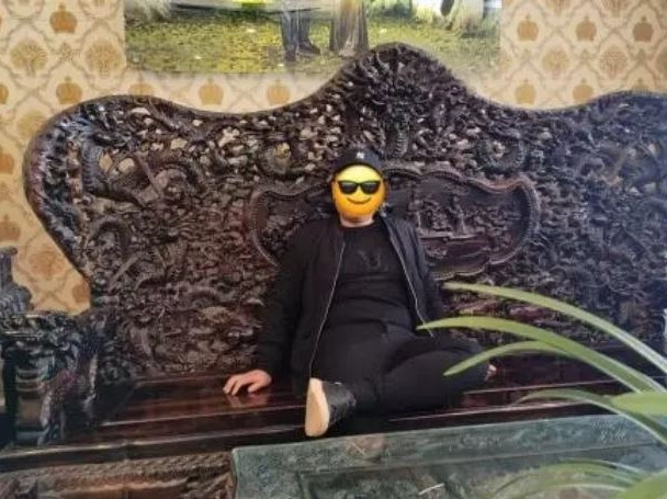 Đến nhà bạn gái, thanh niên mệt lả vì cọ rửa bàn ghế rồng phượng