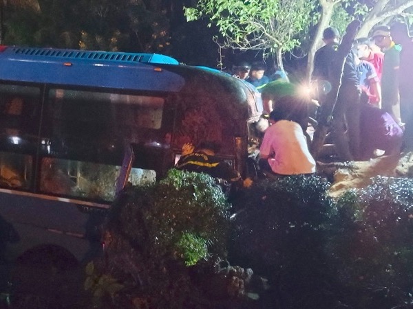 Đang 'móc túi' bị bắt quả tang, tên trộm giật vô lăng khiến xe giường nằm lao xuống mương