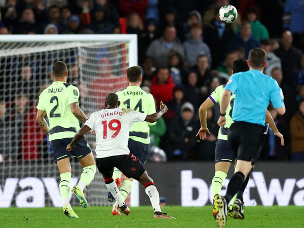 Đội bét bảng Ngoại hạng Anh loại Man City khỏi cúp Liên đoàn